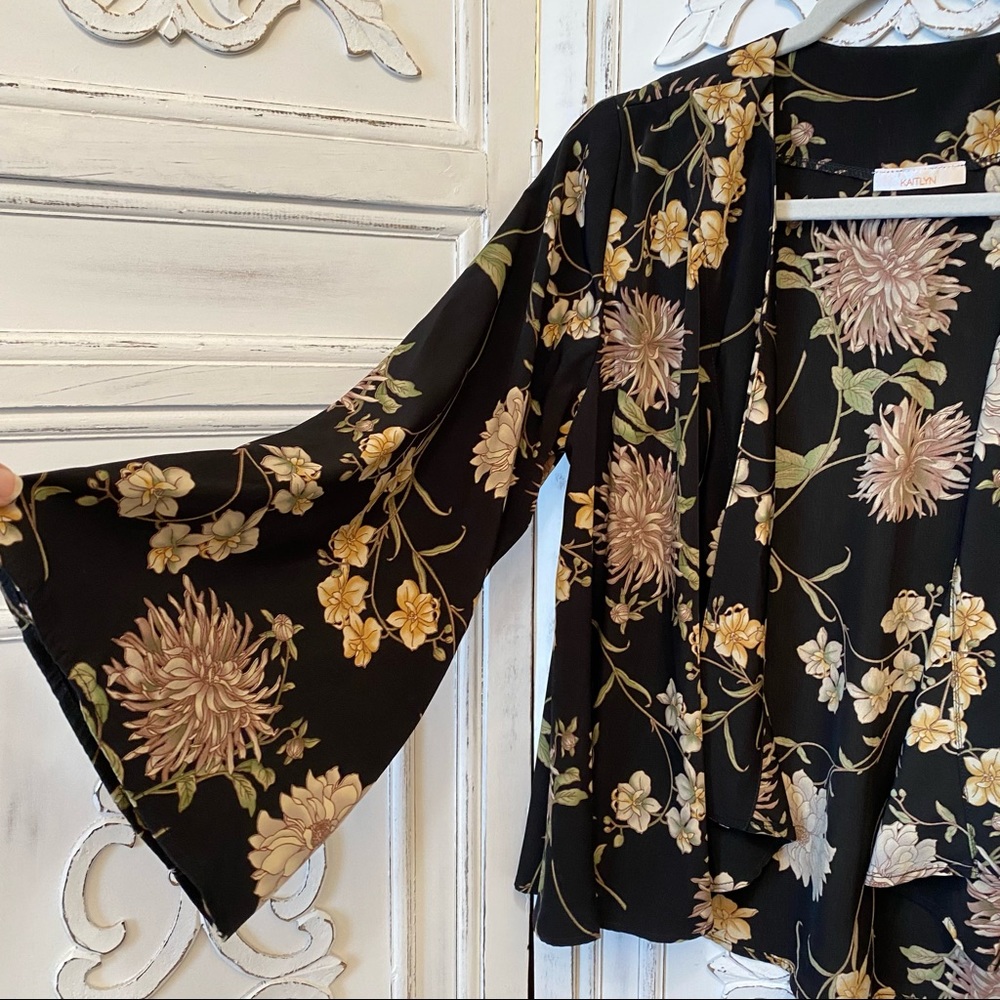Kaitlyn Kimono Cardigan Wrap Black & cream Floral 3/4 Sleeves Size M